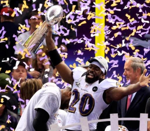 Ed Reed celebra con el trofeo en medio de sus compañeros.