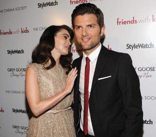 Junto a Adam Scott, asiste a la proyección de la película "Friends With Kids" en el Cinema Society & People StyleWatch, en New York, marzo de 2012.