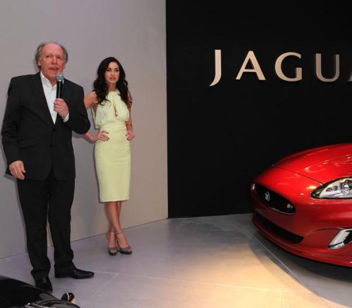 El director de Jaguar Ian Callum da la bienvenida, junto a Megan Fox, a la celebración por el 50° aniversario del Jaguar E-Type, en el The IAC Building, en abril de 2011.
