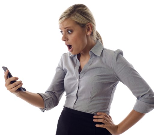 ¿Por qué no me atiende el teléfono? Cada vez que quieres hablar con él debes llamarlo 3 ó 4 veces hasta que por fin atiende. ¿Acaso no soy la persona más importante en su vida? Él te pospone para terminar de redactar un correo o porque está hablando con un amigo. Pero ten en cuenta que cuantos más reproches le hagas, peor será la situación.
