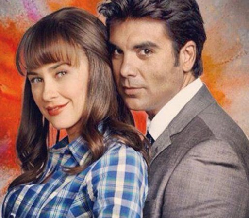 Con Aracely Arámbula, se llevan súper bien y esto los favorece en las escenas calientes: "Con Aracely las escenas han fluido muy bien. Ella es muy profesional, pero bueno, siempre hay que estar cuidando que no se le vea más de lo que tiene que verse y nos reímos mucho. La pasamos muy bien y tratamos de que las cosas fluyan lo mejor posible", le dijo a People en Español