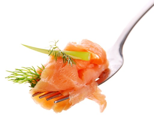 Pescado. De aguas profundas y frías, como salmón, sardinas o arenque. Estas delicias del mar son ricas en Omega 3, ácidos grasos esenciales que, como señala webmd.com, son básicos para mantener en óptimas condiciones la memoria y la agilidad mental. Cómelos por lo menos 2 veces por semana.