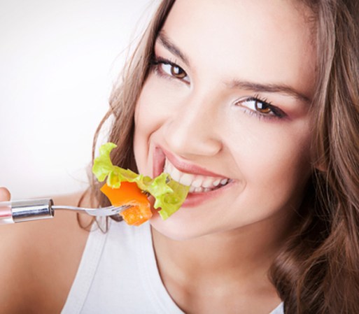 “Cortar los carbohidratos es una buena estrategia”. Negativo. Privar al cuerpo de los beneficios nutricionales de alimentos como frutas, verduras, cereales y panes integrales, que son además, ricos en fibra; puede propiciar complicaciones como estreñimento –enemigo de la figura– y, dado que este tipo de dietas, se diseñan con un alto contenido de proteínas, también se corre el riesgo de incrementar el consumo de grasa y colesterol.