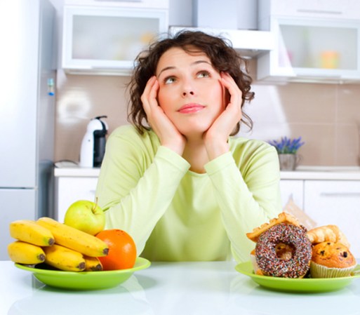 “Comer en la noche engorda”. Lo que nos lleva a ganar libras, no es el horario de la comida, sino un desequilibrio entre las calorías que consumimos y las que quemamos, lo que generalmente sucede con la falta de actividad física. Antes de decidir qué cenar, analiza lo que comiste ese día y lo que tu cuerpo pudo haber quemado, allí es donde está el secreto, no en la hora de la cena.
