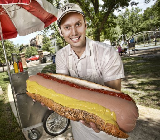 El hot dog más grande del mundo y disponible para adquirirse, es creación de Dan Abbate. Pesa 7 libras, cuesta alrededor de $40 dólares y se consigue en Gorilla Tango Novelty Meats, en los Estados Unidos.