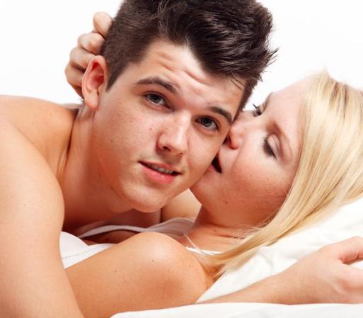 Lo primero que debes tener en cuenta es que la función del disfraz es, en primer lugar, excitar a tu pareja. Por eso dedícate a pensar cuáles son sus fantasías, sus deseos más profundos... Puedes tener el mejor disfraz del mundo, pero si a él no lo estimula...