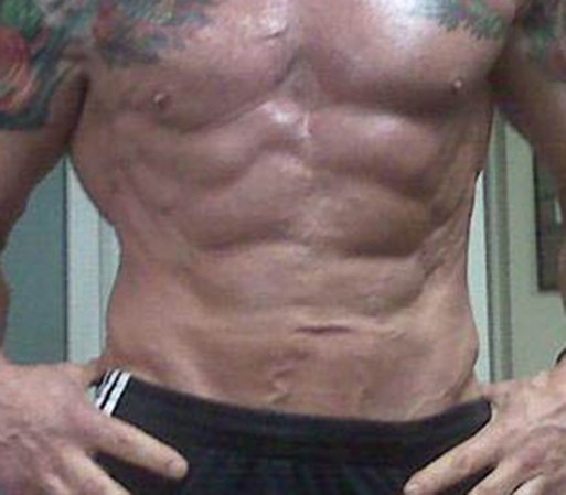 Tremendos abdominales de una de las leyendas del cine de acción.