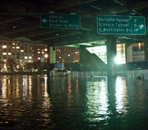 Las grandes innundaciones han complicado significativamente la evacuación de personas.