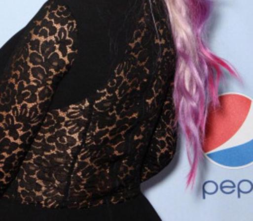 ¿De quién es esta espalda de la que sobresale esa cabelleza fucsia? No es actriz, es cantante y de origen latino...
