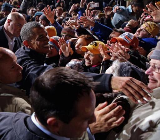 El presidente Barack Obama saludó a sus seguidores en Des Moines, Iowa, durante un acto de fin de campaña.
