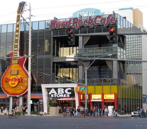 Disfruta de unos buenos tragos en Hard Rock Café, el lugar donde se junta gente de todo el mundo para brindar, divertirse y bailar un poco.