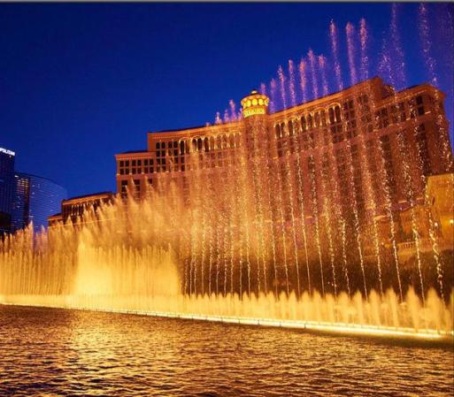 Luego acércate al lugar más emblemático de esta ciudad: Bellagio Fountains, y disfruta del juego del agua frente a ese mágico edificio.