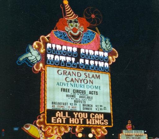 Si viajas con tu familia, querrás hacer un parate y pasar una agradable tarde en Circus Circus, un lugar mágico apto todo público.