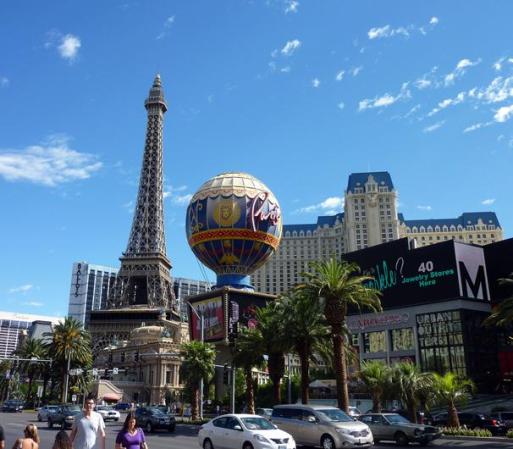 Siguiendo en este viaje por el mundo, no dejes de visitar el Hotel Paris, junto a la réplica de la Torre Eiffel.