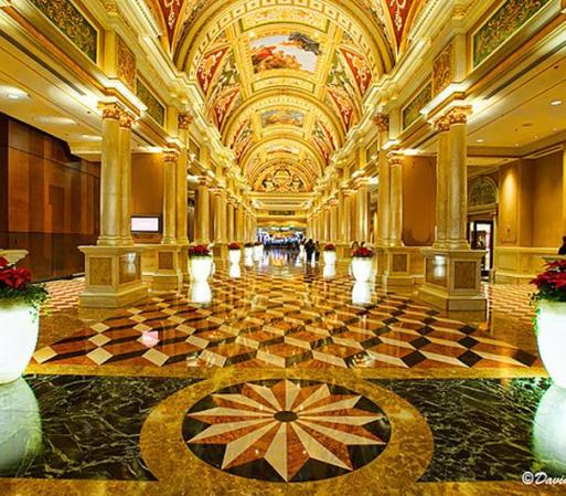 Por último, paséate por las espectaculares galerías del Venecian Hotel, navega en las góndolas del río y siente el romanticismo de Italia.