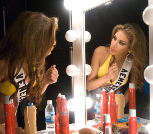 Corroborando los últimos detalles antes de salir a desfilar en medio del certamen de Miss Universo.
