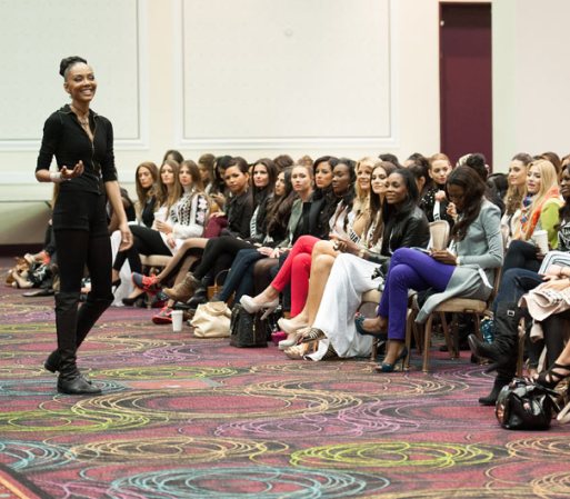 Las Misses tienen a una de las mejores maestras en performance de pasarela, su nombre es Lu Sierra.