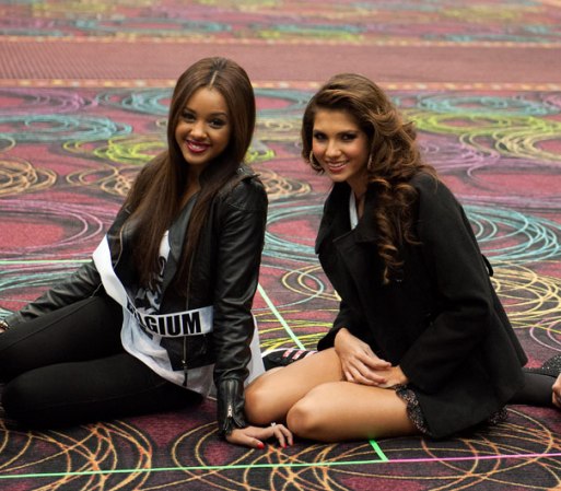 Miss Bélgica 2012, Laura Beyne y Miss Francia 2012, Marie Payet.