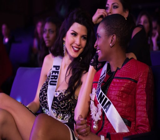 Nicole Faveron, Miss Peru 2012; y Winfrida Dominic, Miss Tanzania 2012.