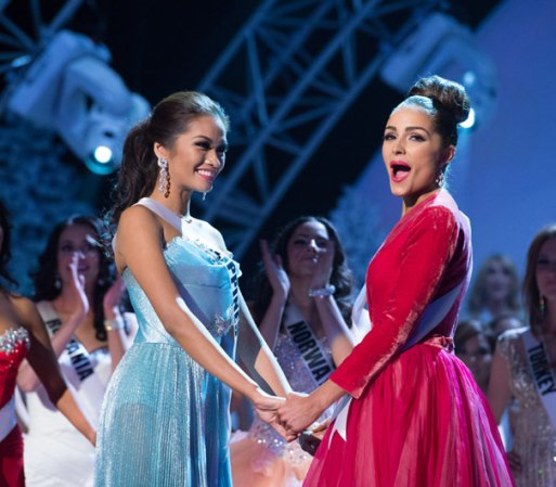 Emocionada, y de la mano de Miss Filipinas, Olivia Culpo recibía la noticia de que ganaba el título de Miss Universo 2012.