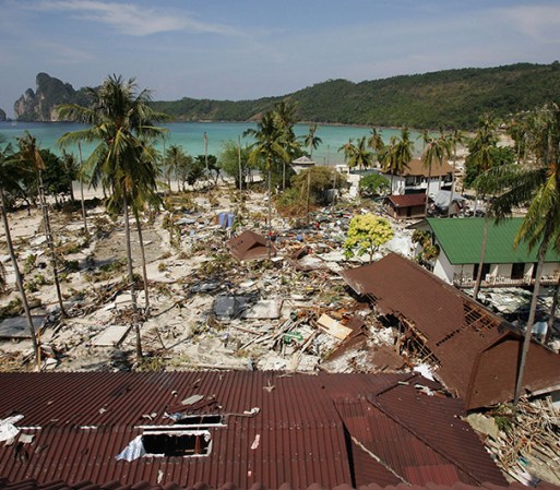 El terremoto ocasionó una serie de tsunamis devastadores a lo largo de las costas de la mayoría de los países que bordean el océano Índico.