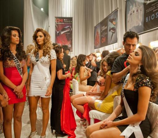 Karina Gonzalez, la representante de México, es atendida por el peluquero mientras Miss Suecia y Miss Suiza esperan su turno