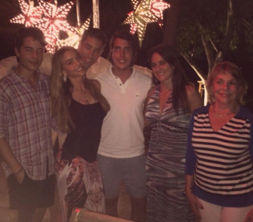 Sofía Vergara celebró la navidad junto con su novio Nick Loeb, su hijo Manolo, su mamá y una prima en las playas de Punta Mira en Nayarit.