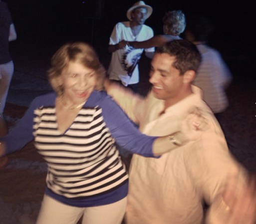 La mamá y el novio de Sofía Vergara bailando en la playa.