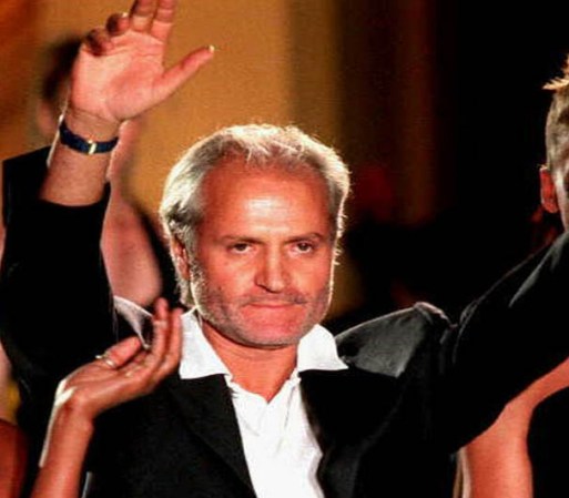 GIANNI VERSACE – 15 de julio de 1997. El diseñador italiano murió en las escaleras de su mansión en Miami Beach. Su asesino se suicidó ocho días después con la misma pistola.