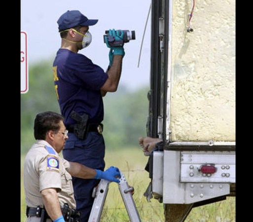MAYO, 2003: En Victoria 18 inmigrantes indocumentados murieron asfixiados por las altas temperaturas dentro de un camión.