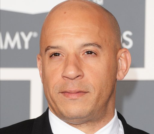 Vin Diesel, el reconocido actor, escritor, director y productor. Desde la década delos 90, tuvo varias apariciones en Hollywood. "The Fast and the Furious", una de las películas que más fama le han hecho ganar.