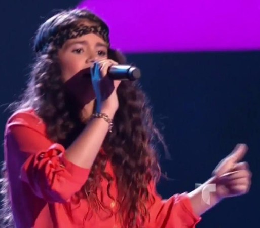Wendy de 11 años cantó el tema "Ven Conmigo". Roberto Tapia lo pensó, pero al final se interesó en Wendy y giró su silla porque le gustó el timbre de su voz.