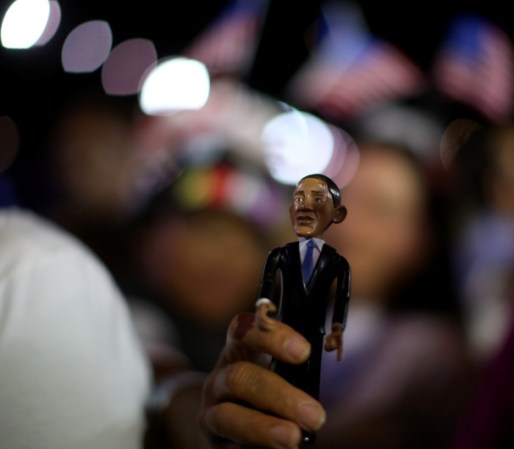 En la sede de campaña de Obama había quien sostenía su figura cual si fuera un amuleto de la buena suerte.
