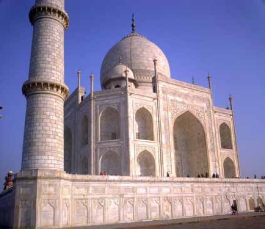 El Taj Mahal, India.<br /><br />Su facha y fundación de madera fermentada ponen en gran peligro esta majestuosa belleza. Algunos dicen que podría colapsar en los próximos 5 años.