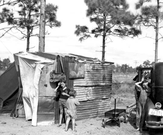 Familia inmigrante en su refugio - Winter Haven, Florida, 1937