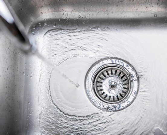 Vierte una taza de bicarbonato y 3 de agua caliente cada mes en el fregadero y evitaras cañerías tapadas por retos de comida.