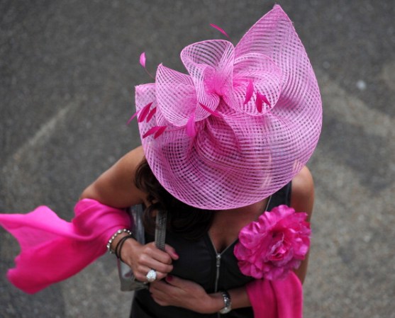 En el Royal Ascot también se lucen los sombreros en tonos muy llamativos.