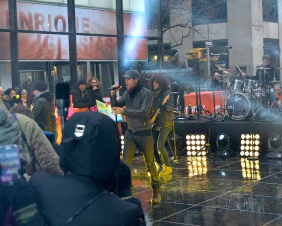 Enrique Iglesias subió la temperatura de sus fans.
