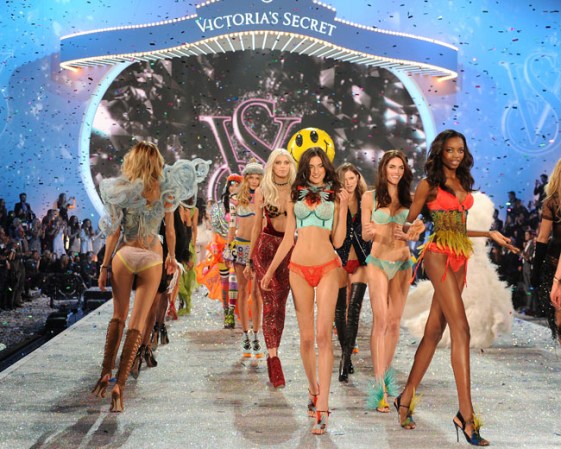 Las modelos desfilan en la pasarela de esta edición 18