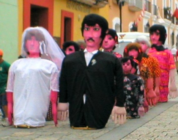 La calenda tradicional es encabezada por la "marmota", que es un gran farol esférico cubierto de tela, los "gigantes", las "chinas oaxaqueñas", mujeres de la ciudad portando canastas con flores.