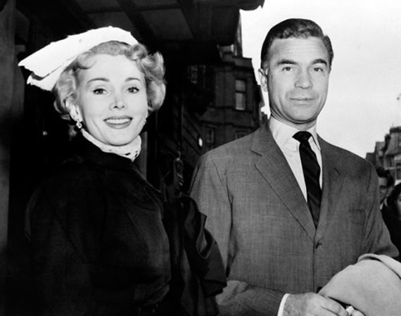 El "playboy" dominicano Porfirio Rubirosa (en la foto con Zsa Zsa Gabor) murió el 5 de julio de 1965 al estrellar su Ferrari 250 GT contra un árbol en París tras una noche de juerga.