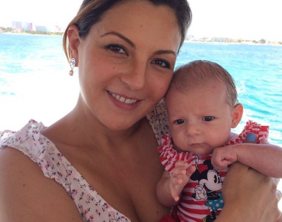 MARIANA OCHOA, feliz con la pequeña Valentina, 3 de julio.
