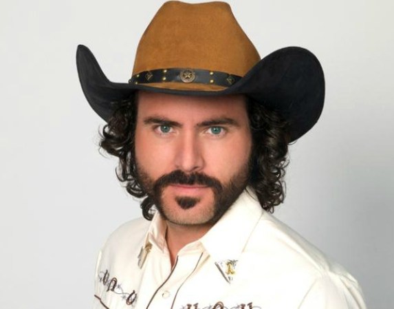 Erik Hayser, por "Camelia la Texana", nominado en la categoría Protagonista Favorito.