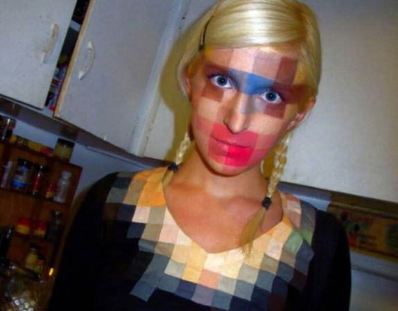 El disfraz de la cara pixelada.