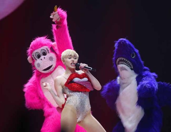 Miley Cyrus, de lo sensual a lo grotesco para encandilar al público.
