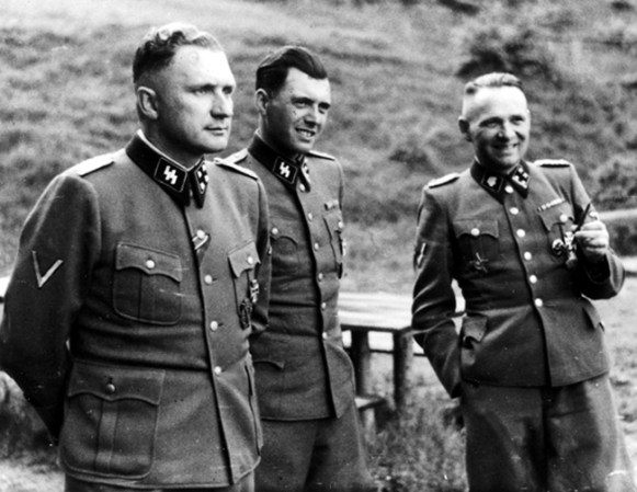 Joseph Mengele, el cruel doctor de la Gestapo (en el centro de esta imagen) escapó a Sudamérica tras la II Guerra Mundial. Falleció el 7 de febrero en la población de Bertioga, Brasil, donde sufrió un ataque cardiaco mientras nadaba y se ahogó.