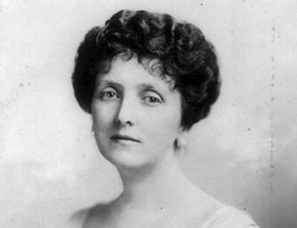 El séptimo nombre más popular para las niñas fue el de Emily, como el de la reina de la elegancia y la "etiquette", Emily Post