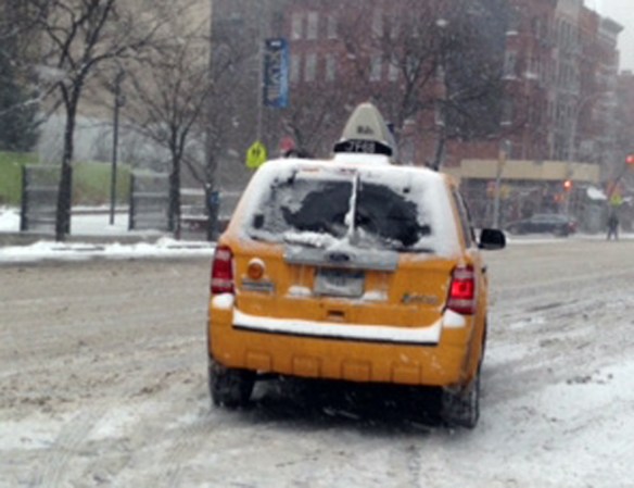 Una poderosa tormenta de nieve azota al área tri estatal de Nueva York.