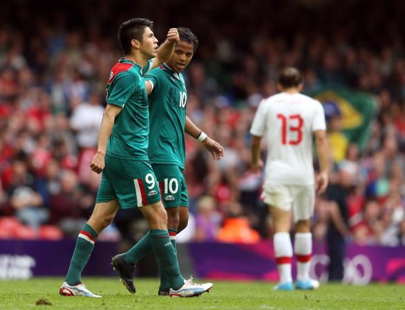 Con un gol que premió el empeño de Oribe Peralta, México se impuso el miércoles 1-0 a Suiza y avanzó como primero de su grupo a los cuartos de final del fútbol de los Juegos Olímpicos. En la gráfica Peralta junto a "Gio".