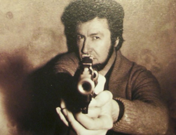 Jacques Mesrine fue un asesino, atracador de bancos y especialista en fugas francés. Se le acabó la suerte el 2 de noviembre de 1979 cuando fue muerto a tiros por la policía en París.